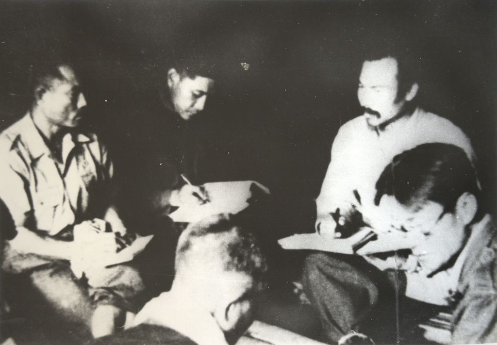 ທ່ານ ສຸ​ພາ ນຸ​ວົງ ກຳ​ລັງ​ປຶກ​ສາ​ກັບ​ຄະ​ນະ