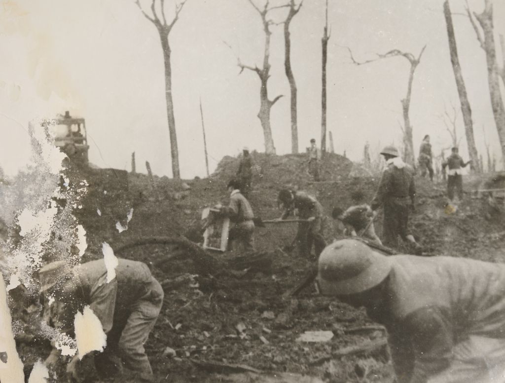 ເຫຼົ່າ​ທະ​ຫານ​ກຳ​ລັງ​ກວດ​ສອບ​ສະ​ໜາມ​ຮົບ