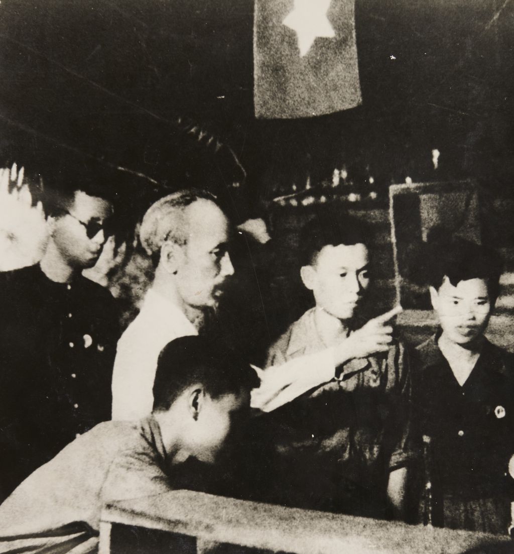 ທ່ານ ໂຮ​ຈິ​ມິນ ຢ້ຽມ​ຢາມ​ກົນ​ຈັກ ເນີ່ນ​ຮຶງ​ດ້າວ