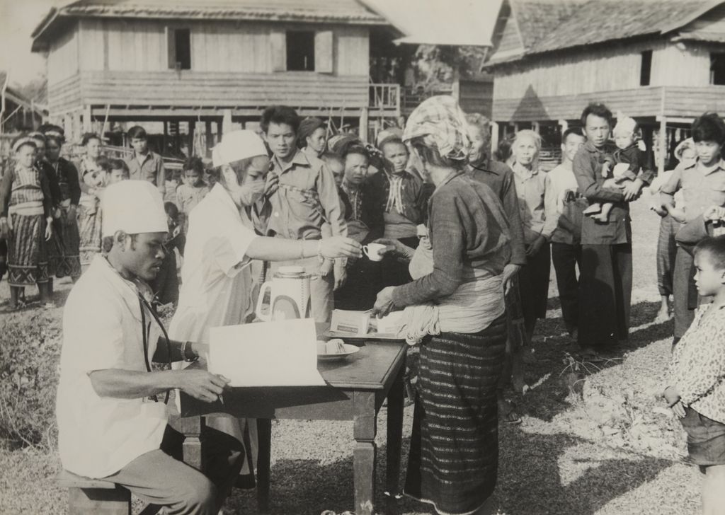 ແພດ​ໝໍ​ລົງ​ກວດ ແລະ ປິ່ນ​ປົວ​ພະ​ຍາດ​ຕາມ​ຊົນ​ນະ​ບົດ