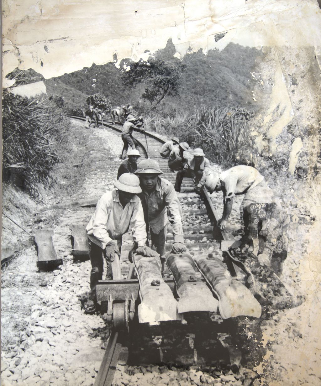 ກຳ​ມະ​ກອນ​ເຮັດ​ເສັ້ນ​ທາງ​ລົດ​ໄຟ