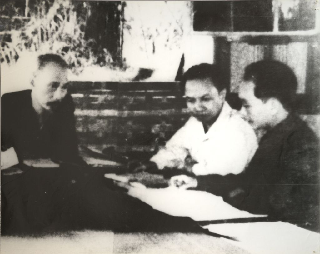 ລຸງ​ໂຮ​ພ້ອມ​ຄະ​ນະ2ທ່ານ