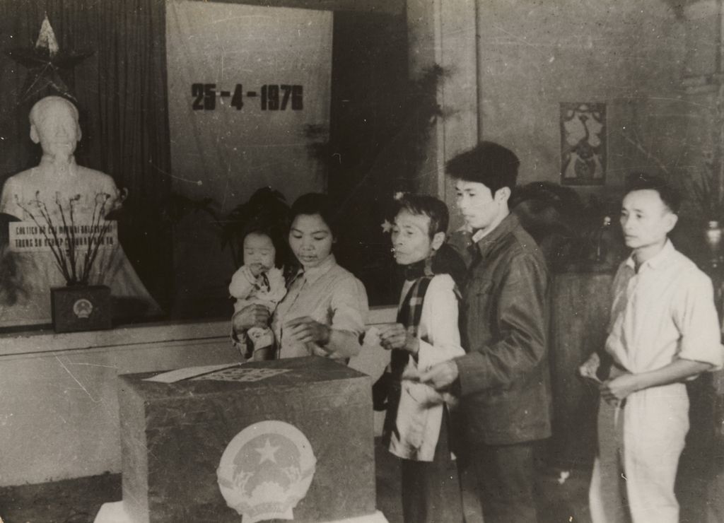 ປະ​ຊາ​ຊົນ​ຫວຽດ​ນາມ​ປ່ອນ​ບັດ​ເລືອກ​ຕັ້ງ