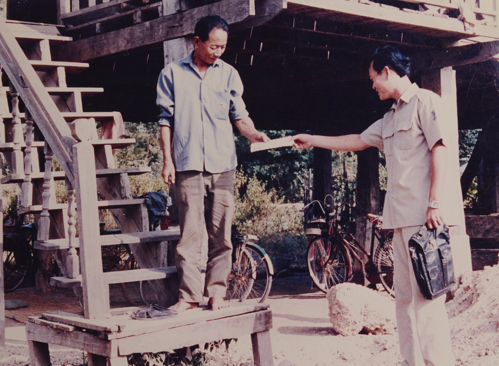 ຜູ້​ບໍ​ລິ​ການ​ຮັບ​ໃຊ້​ໄປ​ສະ​ນີ