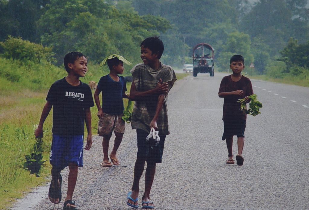 ເດັກ​ຊາຍ​ ຍ່າງ​ຕາມ​ທາງ