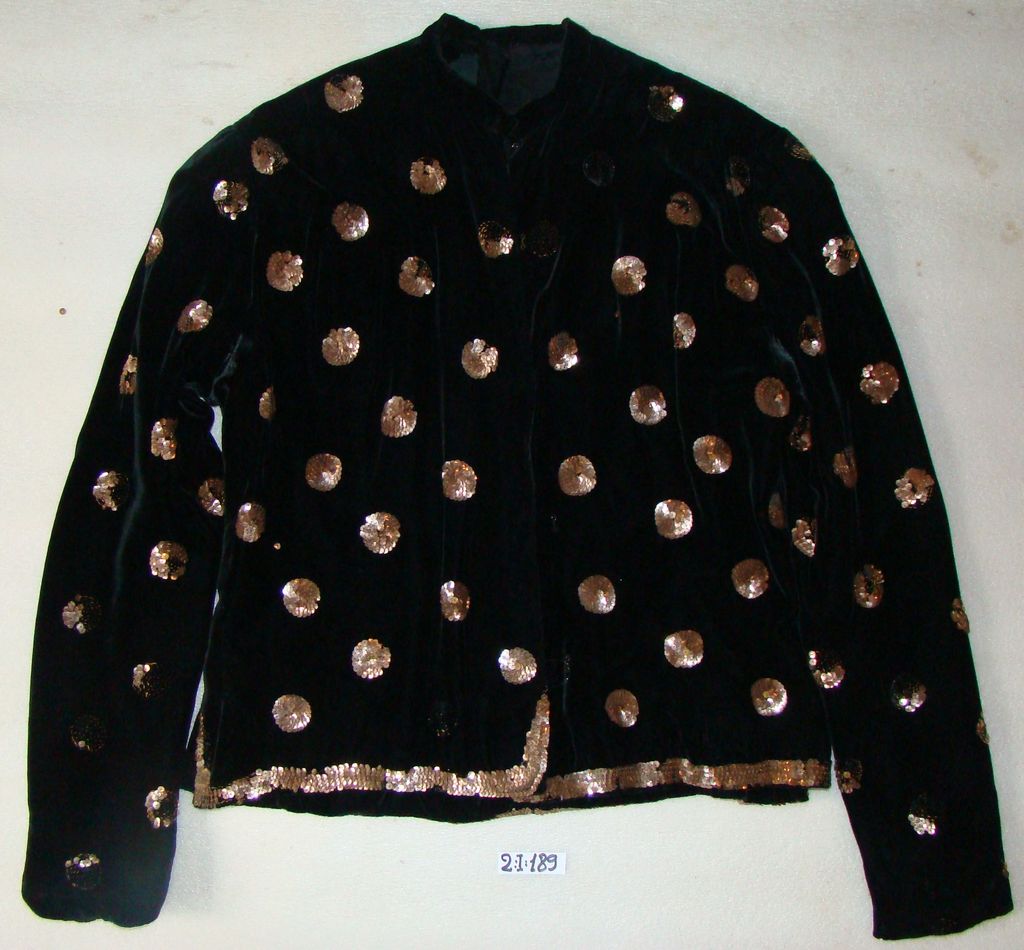 ເສື້ອຄໍປ້າຍ ຜ້າໄໝ ລາຍດອກ ສີດໍາ ປະດັບດ້ວຍໝາກປັດ.