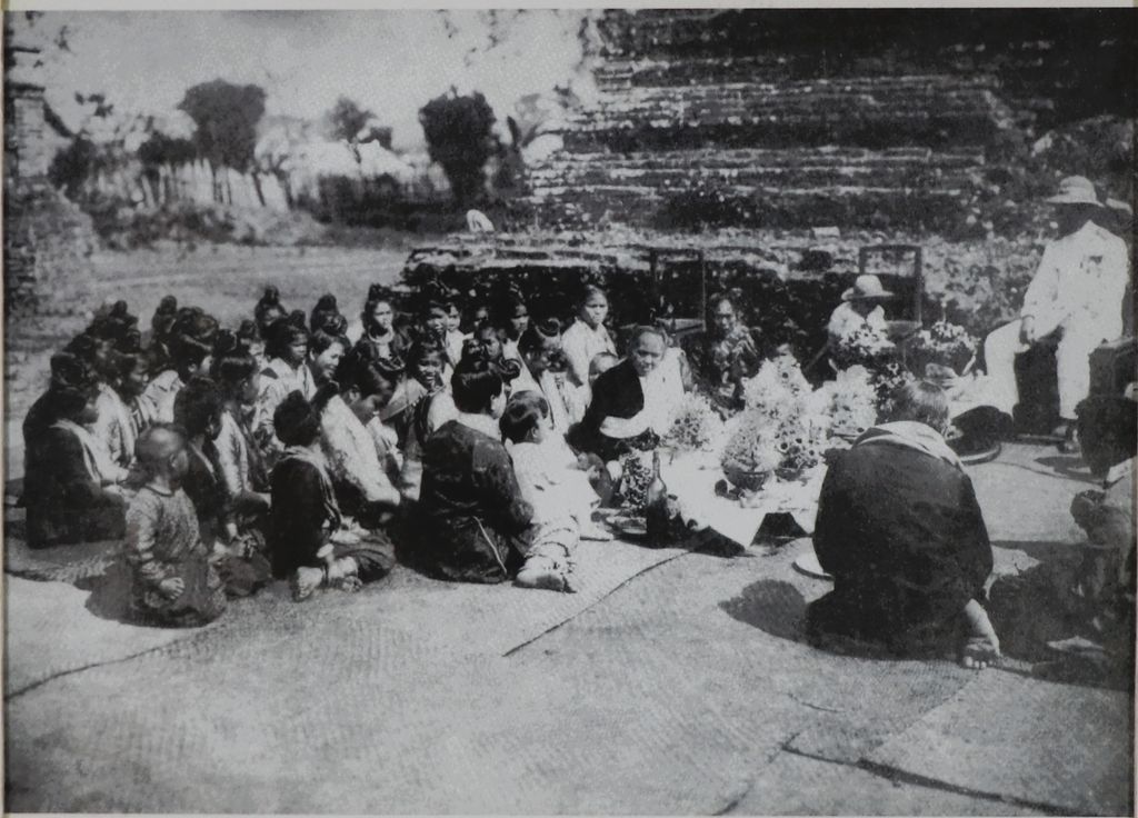 ຮູບພາບຂາວດໍາ  ພິທີສູ່ຂັວນໃຫ້ທ່ານມອງດາແຣງ