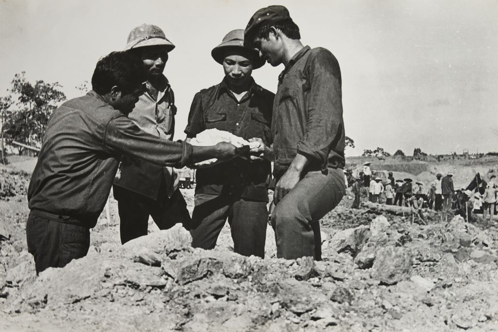 ກຳມະກອນກຳລັງຂຸດຄົ້ນຫີນການິດ