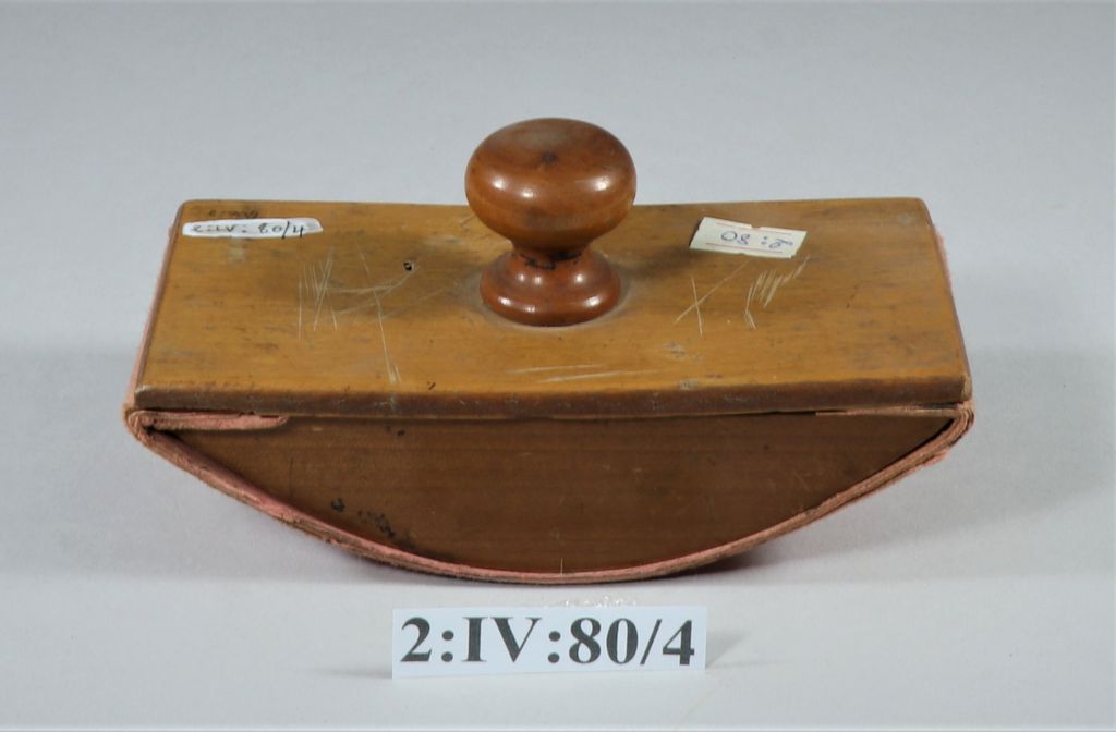 ອັນຊັບນໍ້າເມິກ ເຮັດດ້ວຍໄມ້.