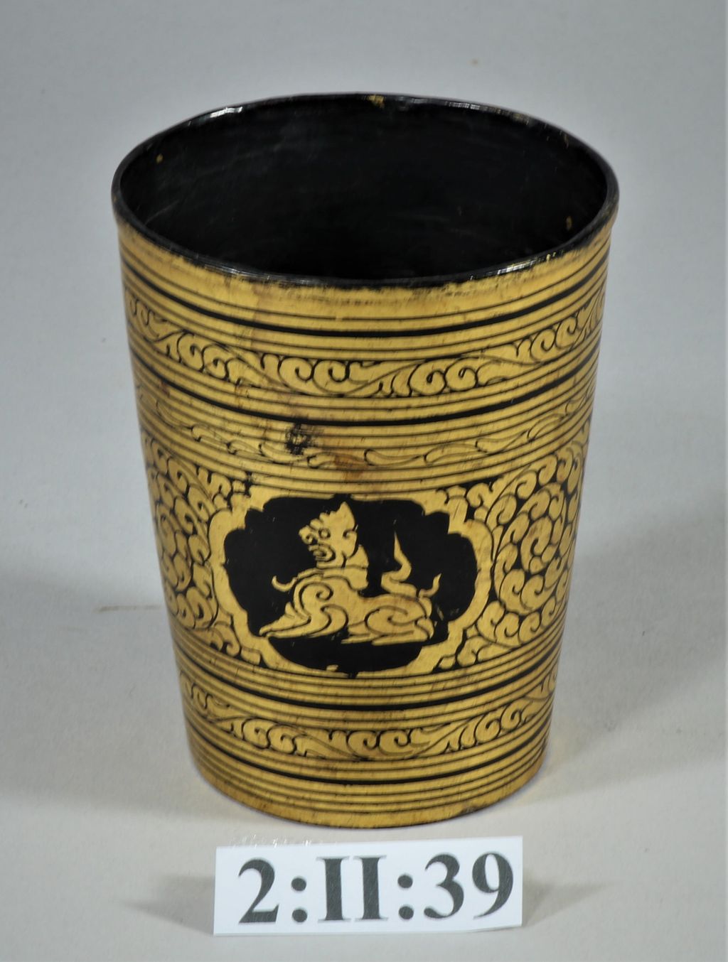 ຈອກ ເຮັດດ້ວຍຢາງ ທານໍ້າກ້ຽງ-ພອກຄໍາປີວ ລາຍດອກລາສະສີ.