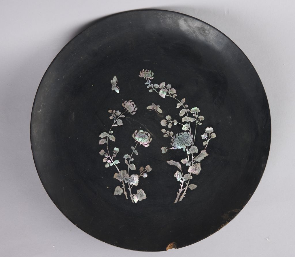 ຈານໂຊເຮັດດ້ວຍໄມ້ແຕ້ມເປັນລວດລາຍດອກໄມ້