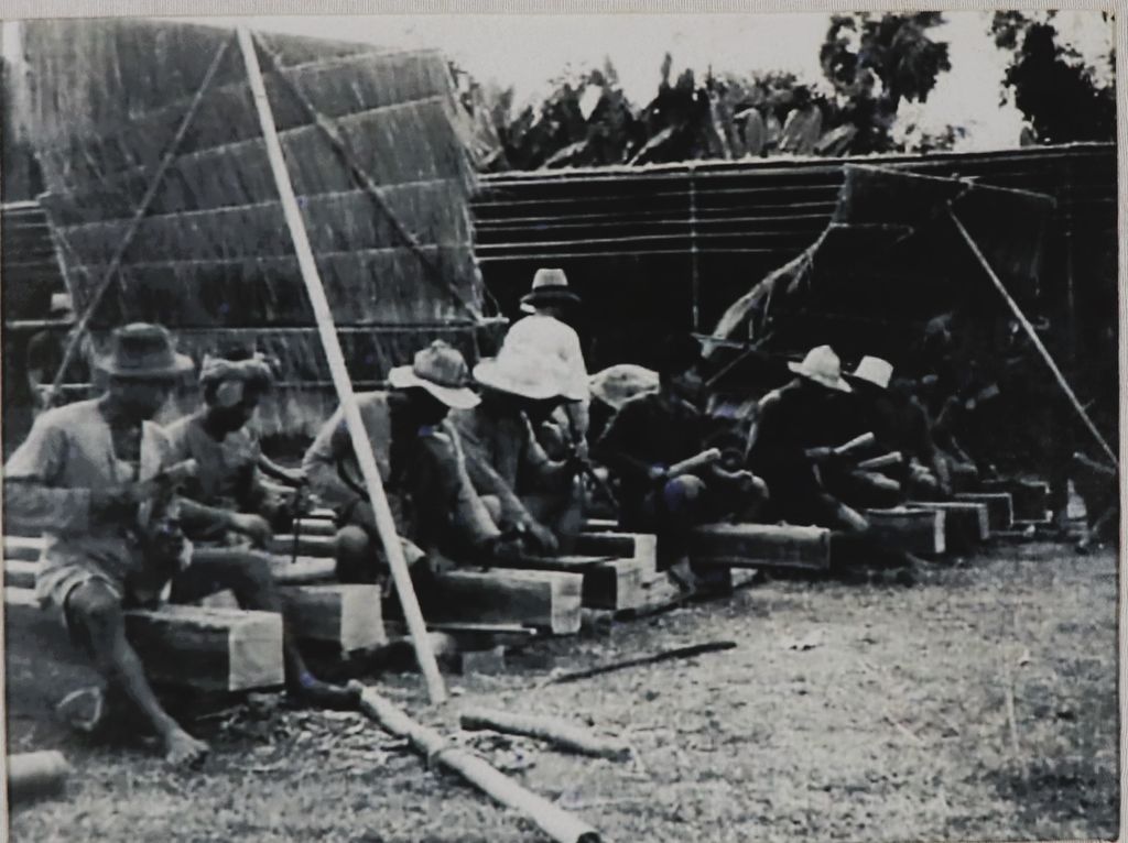 ຮູບ​ພ​າບຂາວດຳ  ຊາວບ້ານກຳລັງປຸກເຮືອນ ປີ1951