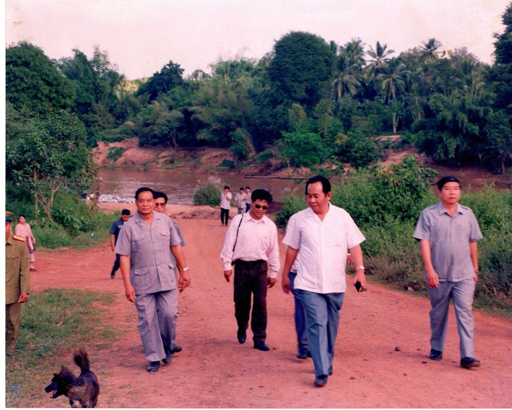 ຜູ້​ແທນ​ລົງ​ຢ້ຽນ​ຢານ​ປະ​ຊາ​ຊົນ