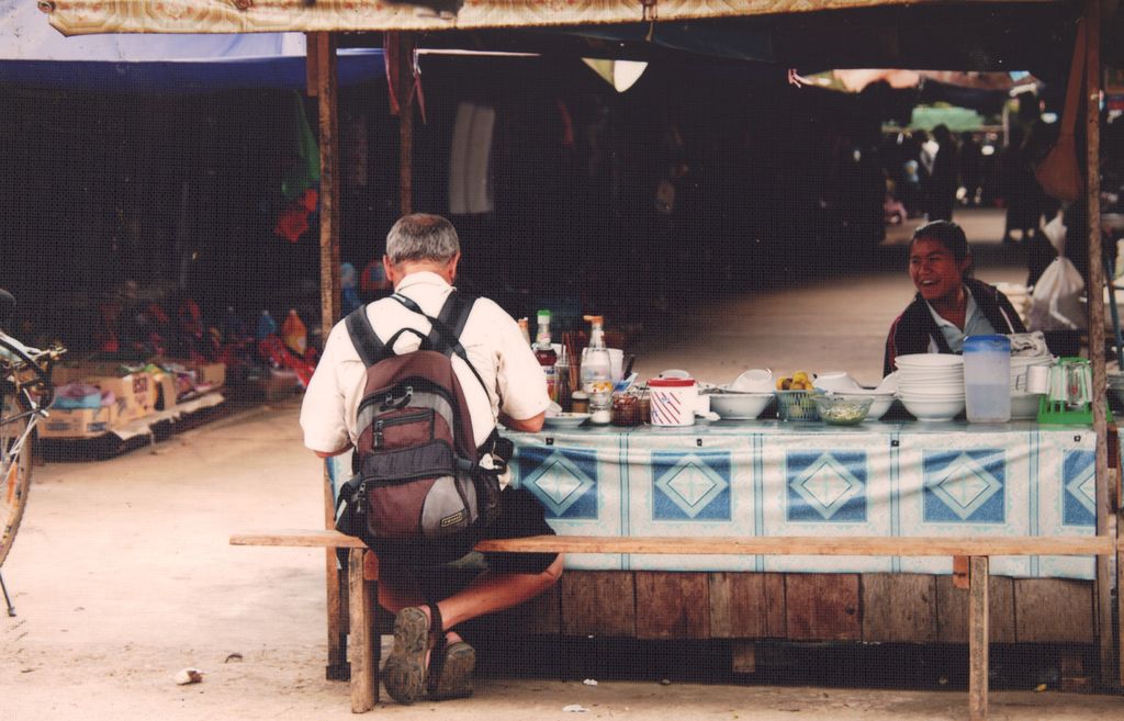 ແມ່ຄ້າຂາຍເຄື່ອງເບິ່ງຄົນຕ່າງປະເທດ ແຂວງວຽງຈັນ