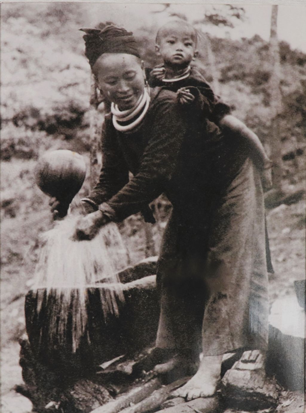 ຮູບ​ພ​າບຂາວດຳ ແມ່ຍິງເຈ່ຍລູກ