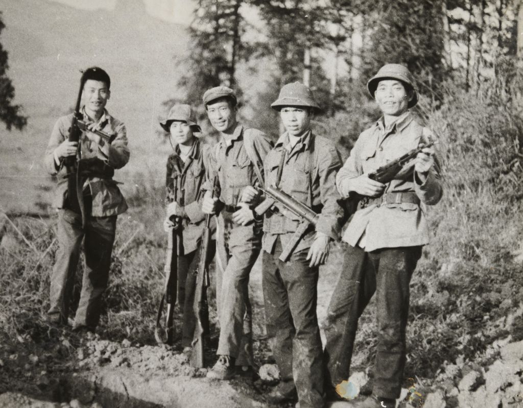 ທະ​ຫານ​ຢືນ​ຖ່າຍ​ຮູບ​ພາບ