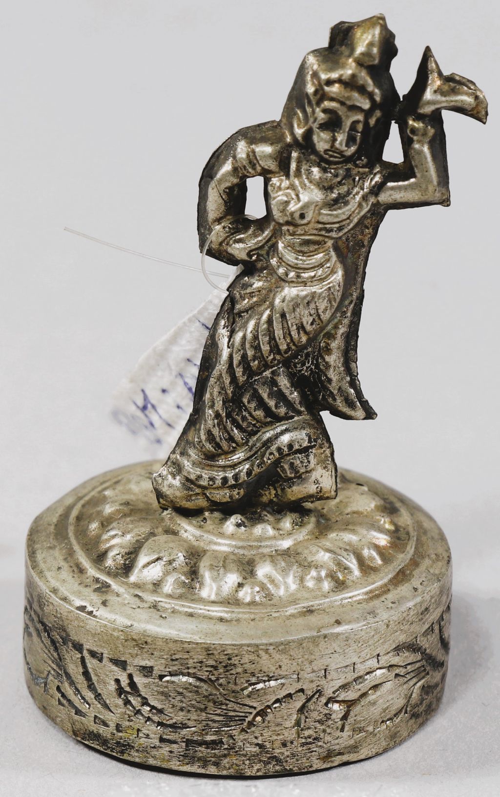 ອັນສຽບເຈ້ຍ ເຮັດດ້ວຍເງິນ ເປັນຮູບອັບສະລາ.