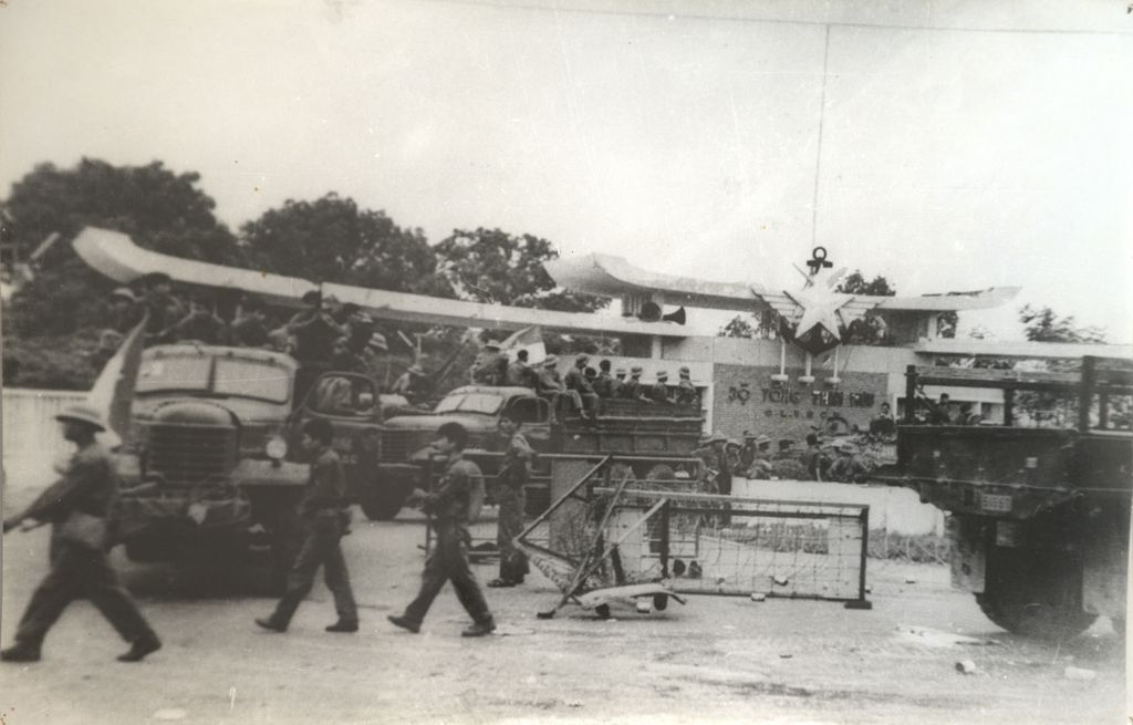 ຄ້າຍ​ທະ​ຫານ