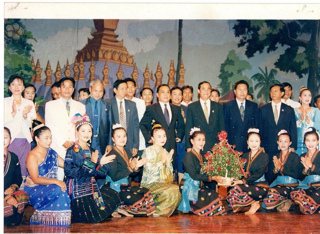 ທ່ານ ທອງ​ສິງ ທຳ​ມະ​ວົງ ພ້ອມ​ຄະ​ນະ ສກ​ລ ໃນ​ງານ​ໂຮມ​ຊຸມ​ນຸມ​ຄັ້ງ​ທີ4 ປີ 2000