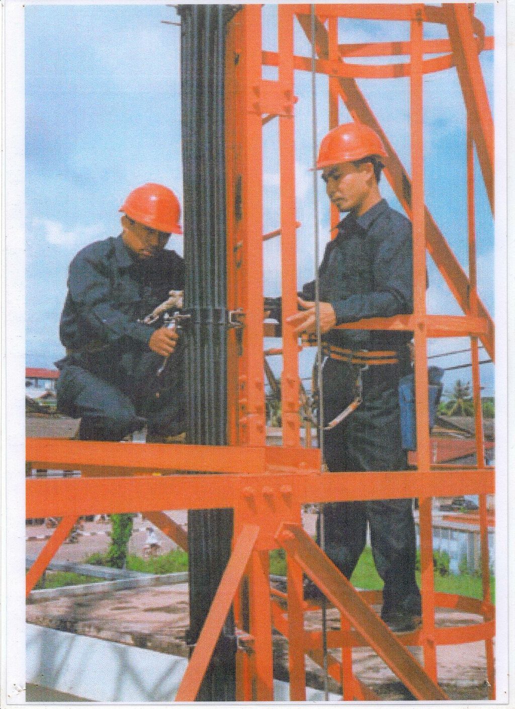 ວິ​ສະ​ວະ​ກອນ​ກຳ​ລັງ​ຕິດ​ຕັ້ງ​ສາຍ​ສົ່ງ​ສັນ​ຍານ