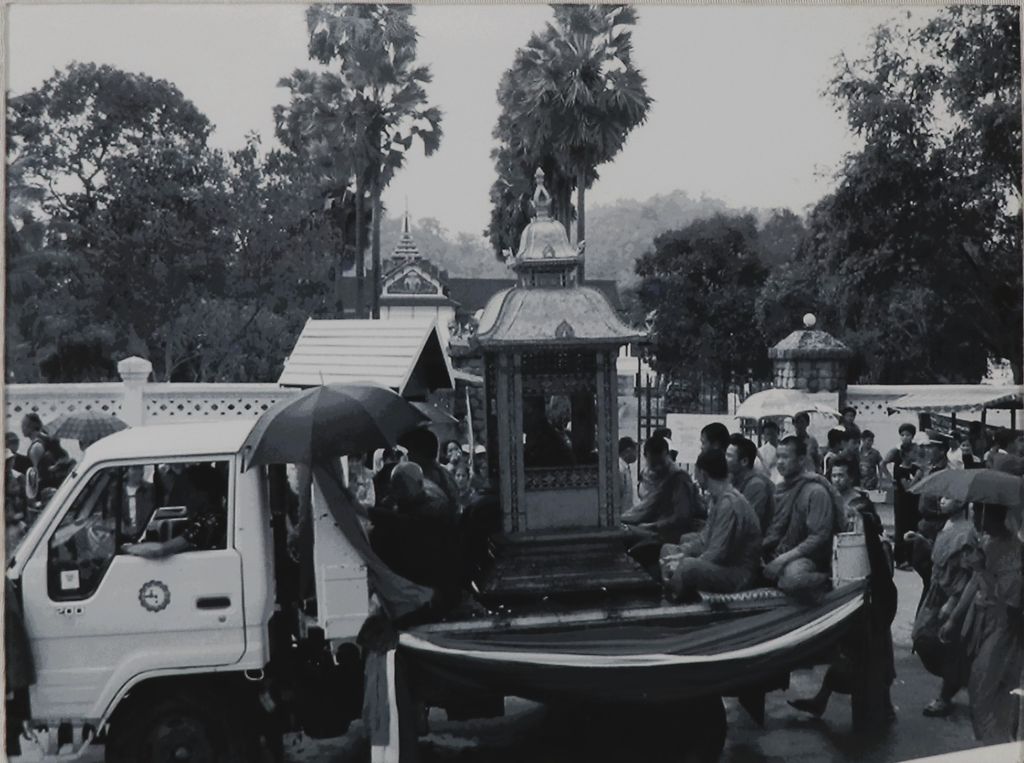 ຮູບພາບຂາວດໍາ ຂະບວນວໍ່ພະສົງໃນມື້ບຸນປີໃຫມ່ລາວ 2010