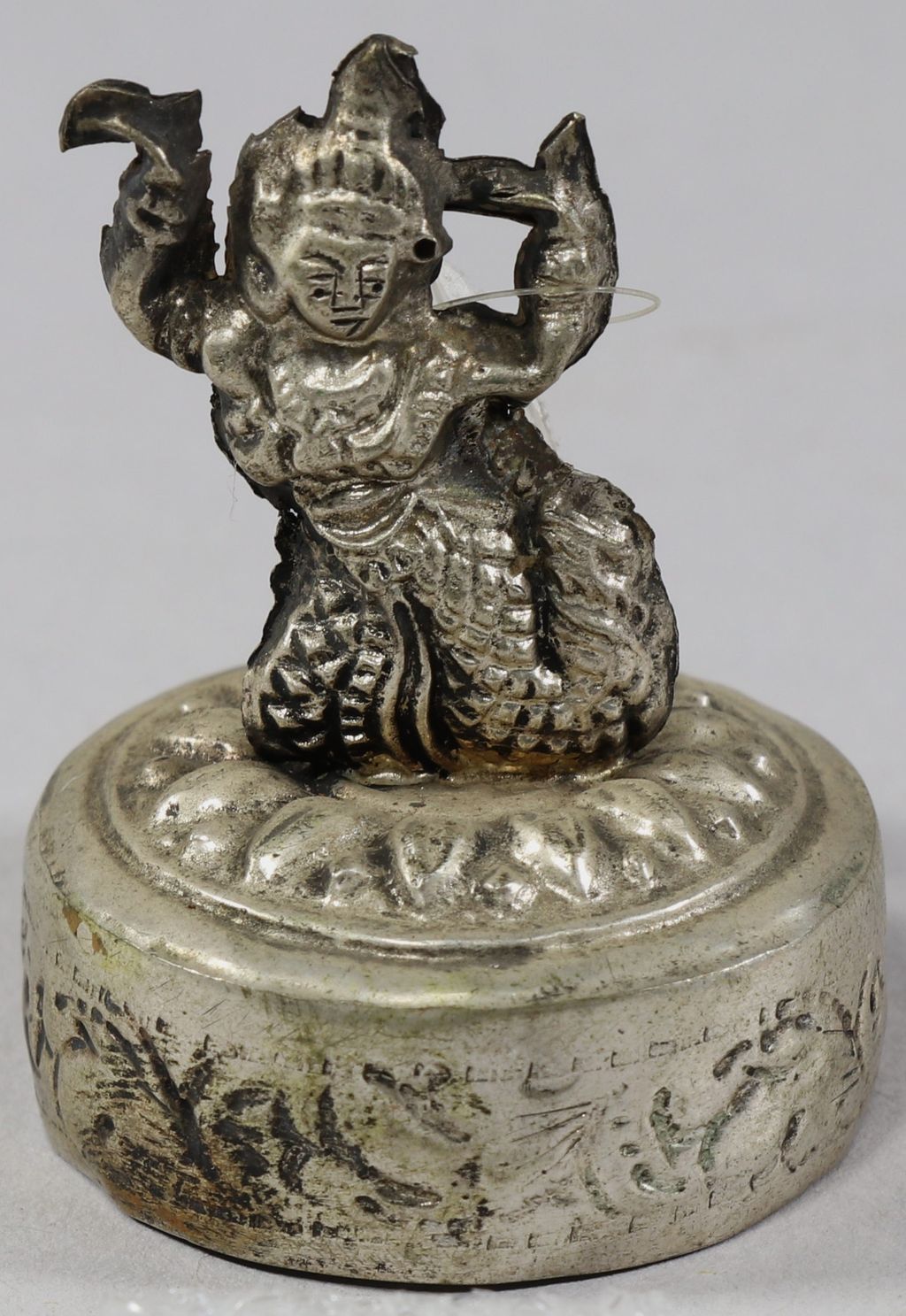 ອັນສຽບເຈ້ຍ ເຮັດດ້ວຍເງິນ ເປັນຮູບອັບສະລາ.