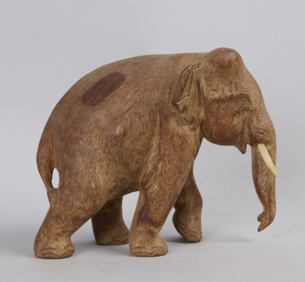 ຊ້າງແກະສະລັກດ້ວຍໄມ້