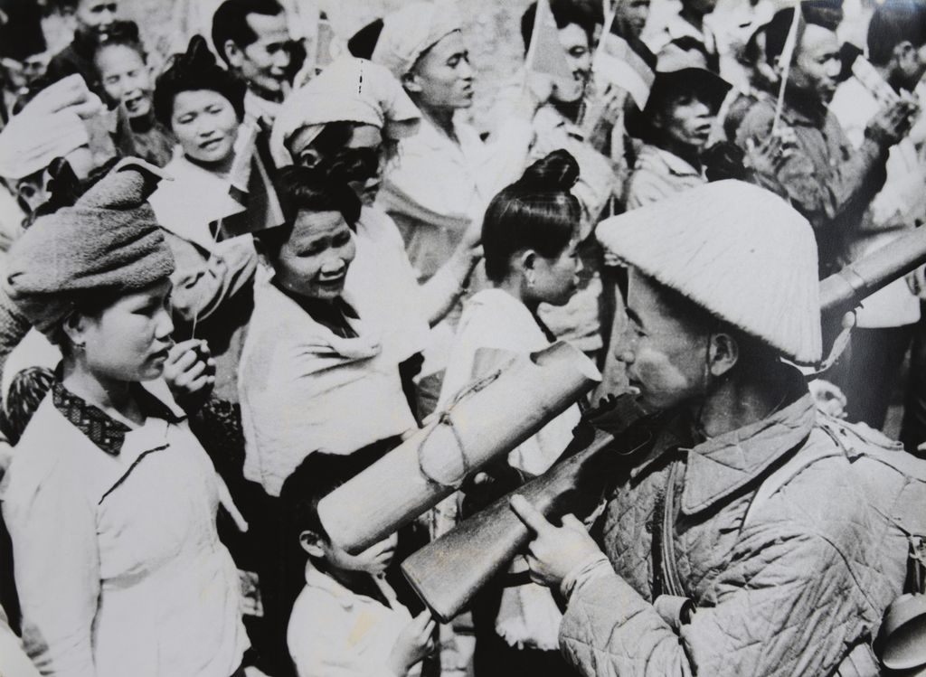 ປະຊາຊົນຕ້ອນຮັບທະຫານແນວໜ້າ