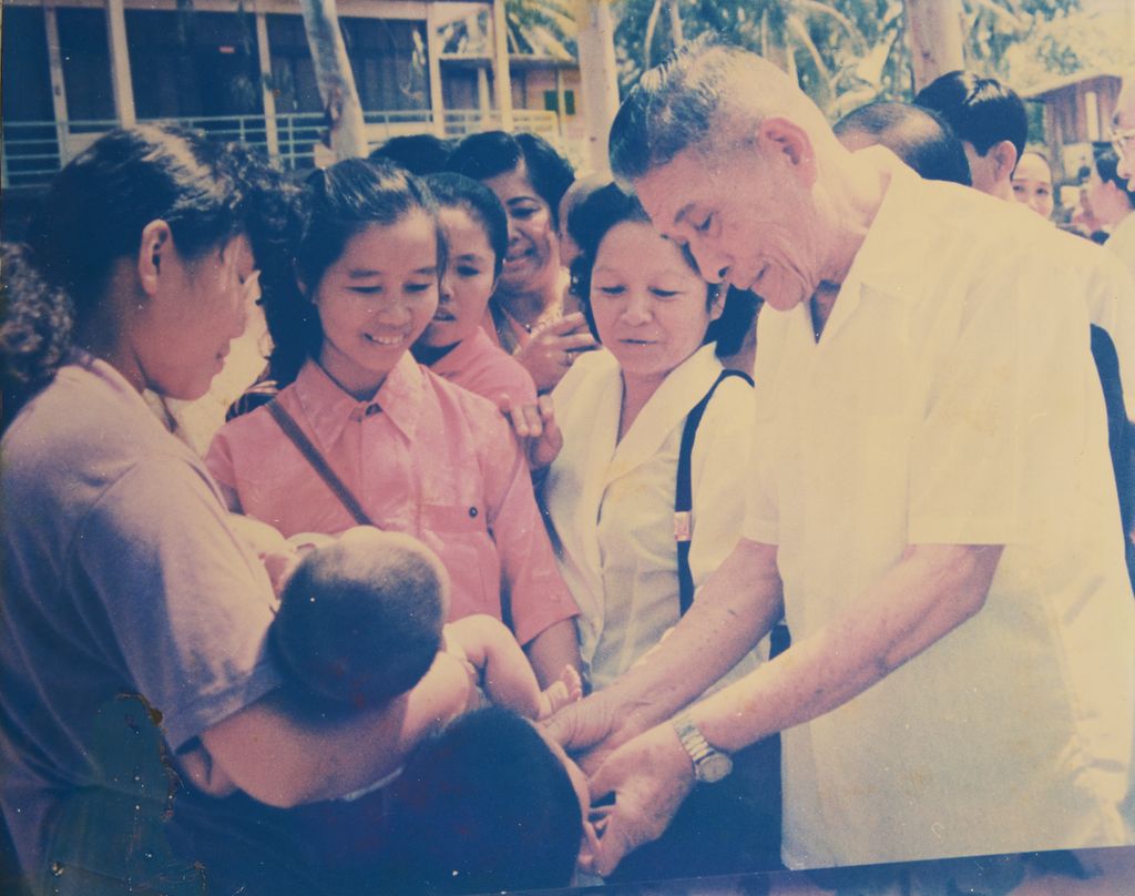 ທ່ານ ໜູຮັກ ພູມສະຫວັນ ຢ້ຽມຢາມປະຊາຊົນ