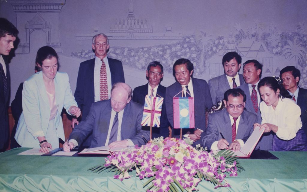 ພິ​ທີ​ເຊັນ​ສັນ​ຍາ​ລະ​ຫວ່າງ​ລາວ-ອັງ​ກິດ