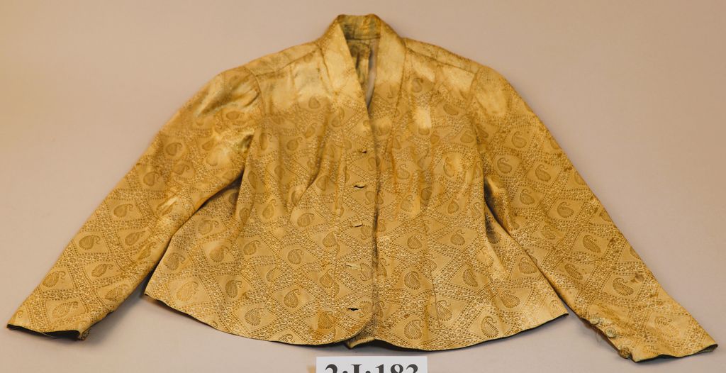 ເສື້ອຄໍປ້າຍ ຜ້າໄໝ ລາຍດອກສີຄີມ.