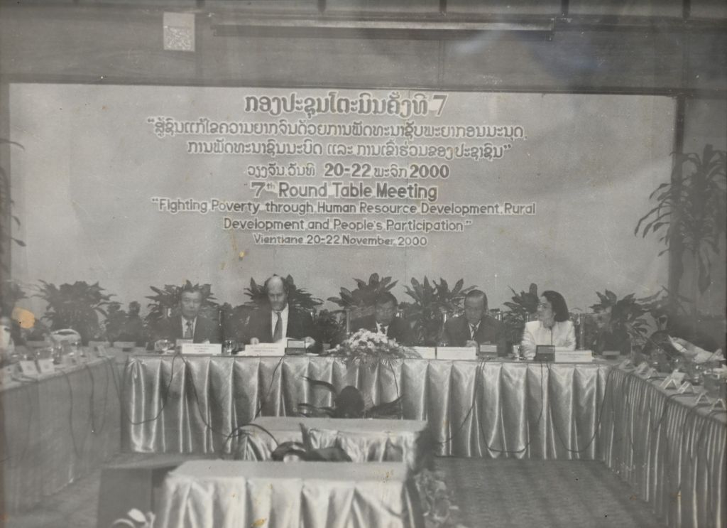 ກອງ​ປະ​ຊຸມ​ສູ້​ຊົນ​ແກ້​ໄຂ​ຄວາມ​ທຸກ​ຈ​ົນ​ດ້ວຍ​ການ​ພັດ​ທະ​ນາ​ຊັບ​ພະ​ຍາ​ກອນ​ມະ​ນຸດ 20-22/11/2000