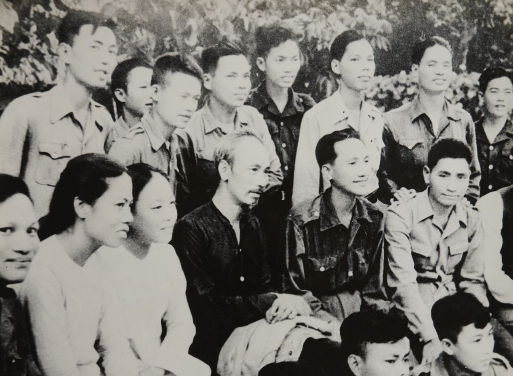 ທ່ານ ໂຮ​ຈິ​ມິນ ຕ້ອນ​ຮັບ​ຄະ​ນະ​ຜູ້​ແທນ​ພາກ​ໃຕ້​ຫວຽດ​ນາມ ມາ​ຍາມ​ພາກ​ເໜືອ