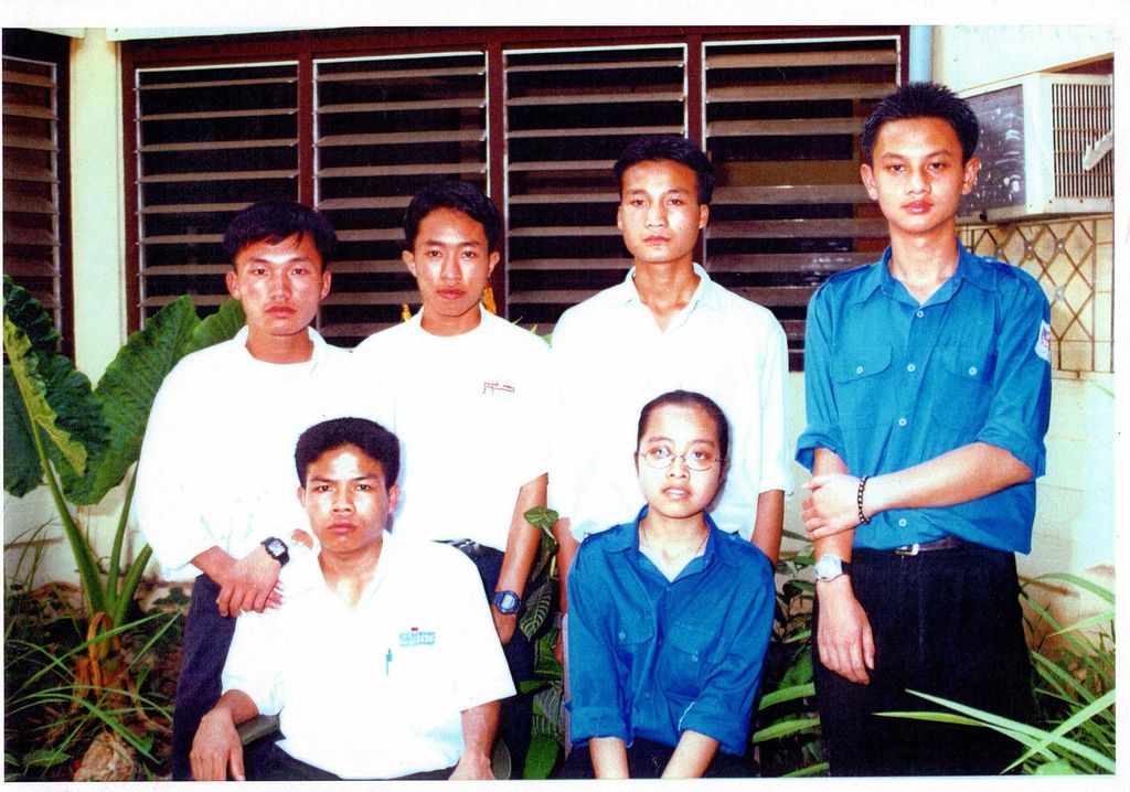 ນັກ​ສຶກ​ສາ​ຖ່າຍ​ຮູບ​ລວມ​ໝູ່