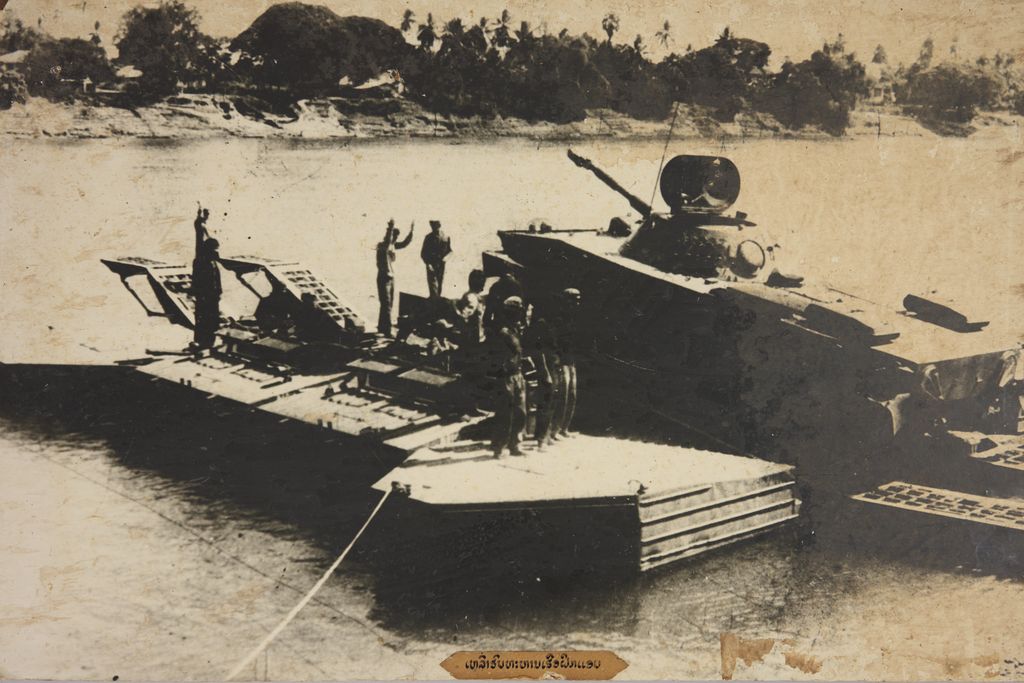 ເຫຼົ່າຮົບທະຫານເຮືອເຝິກແອບ