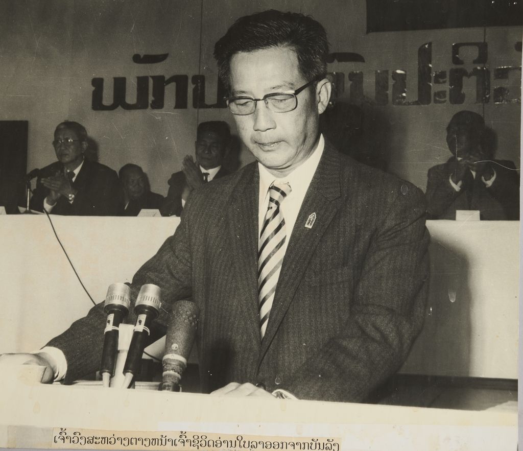 ເຈົ້າວົງສະຫວ່າງ ຕາງໜ້າເຈົ້າຊິວິດອ່ານໃບລາອອກຈາກບັນລັງ