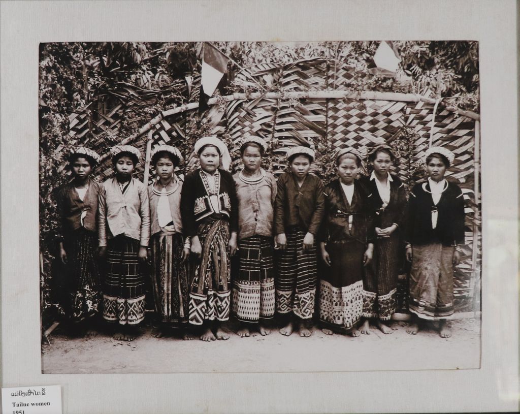 ຮູບ​ພ​າບຂາວດຳ ແມ່ຍິງເຜົ່າໄຕລື້ ປີ1951