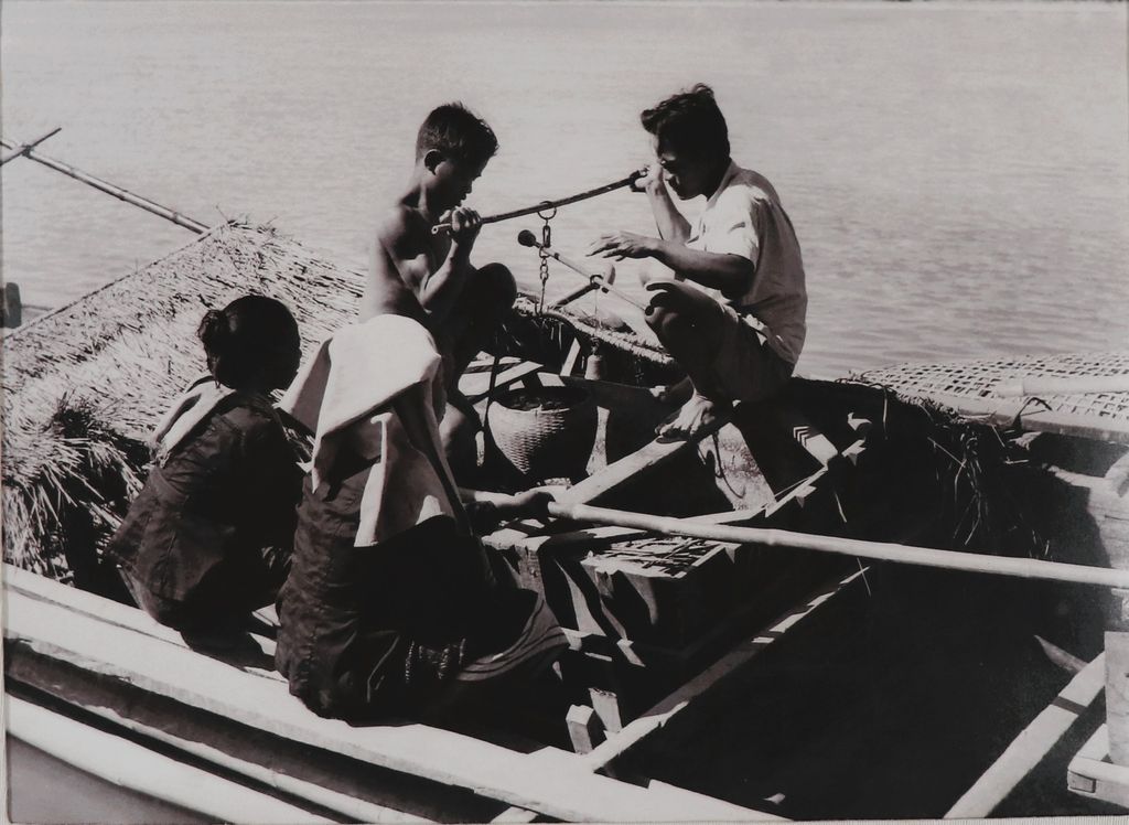 ຮູບ​ພ​າບຂາວດຳ  ປະຊາຊົນກຳລັງສັ່ງສິນຄ້າ ປີ1949