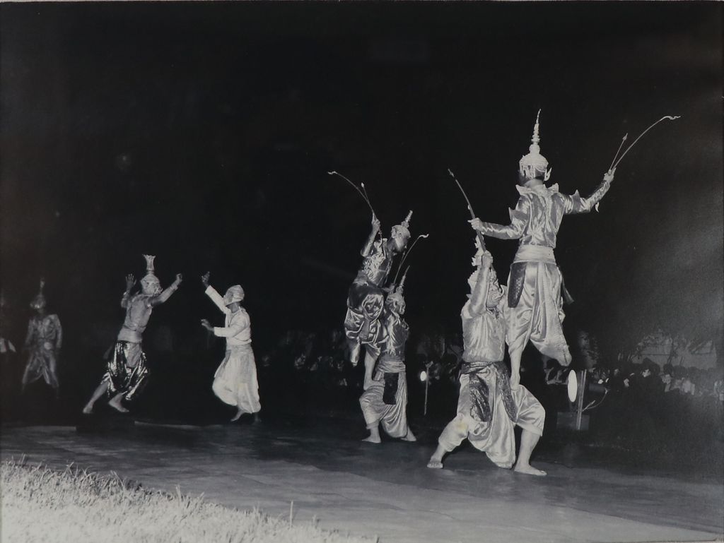 ຮູບ​ພ​າບຂາວດຳ  ການສະແດງເລື່ອງພະລັກ-ພະລາມມີຜູ້ສະແດງ 7ຄົນ ປີ 1972