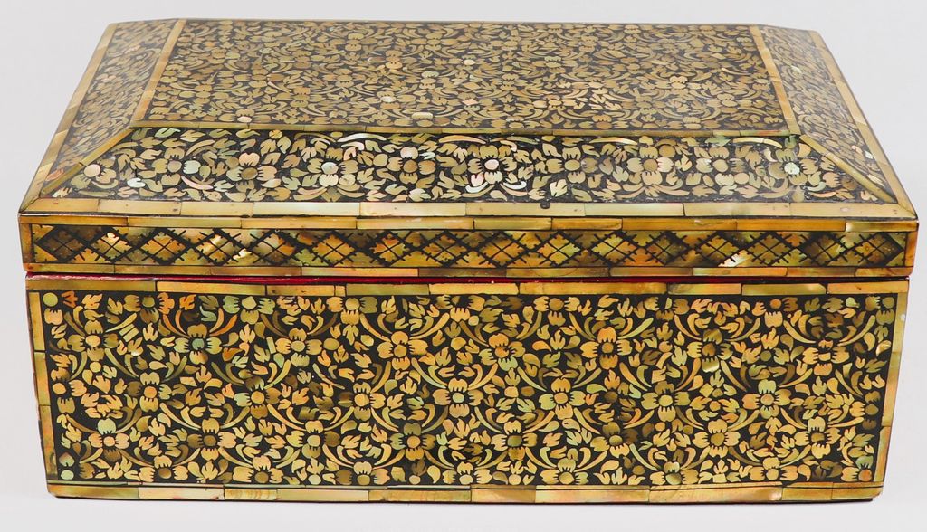 ກັບ ເຮັດດ້ວຍໄມ້ລາຍດອກສີທອງ