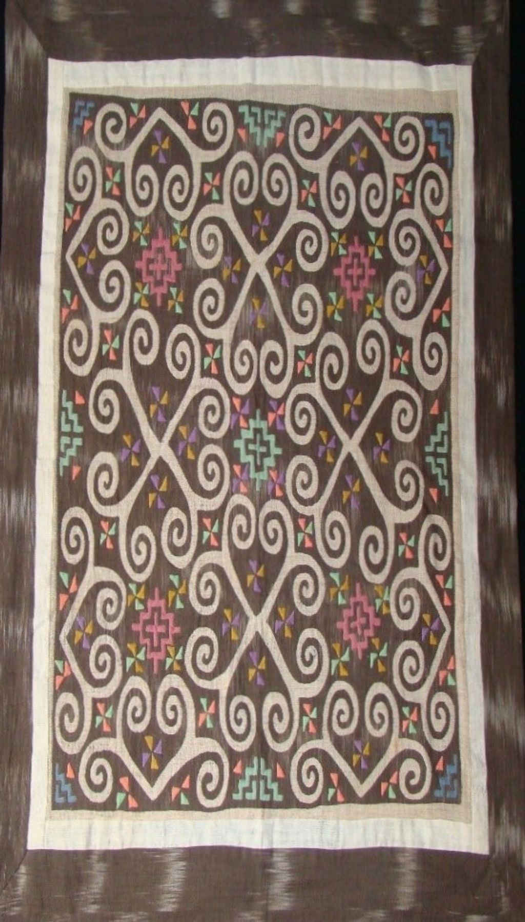 ຜ້າແພ ເຮັດດ້ວຍຜ້າຝ້າຍສີຕັບໝູ ລາຍຜັກກຸດ (ຜ້າປູໂຕະ)