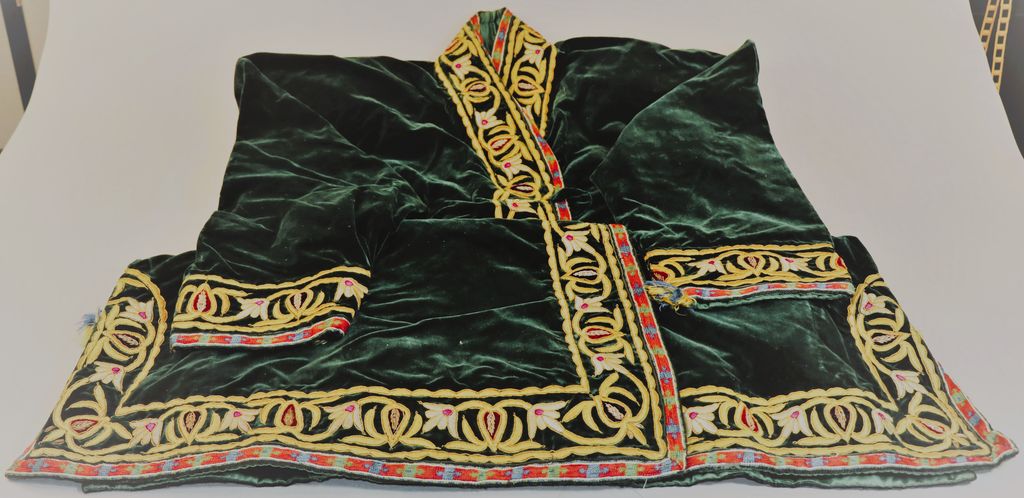 ເສື້ອຄຸມ ຜ້າສີຂຽວແສ່ວປາກແຂນ