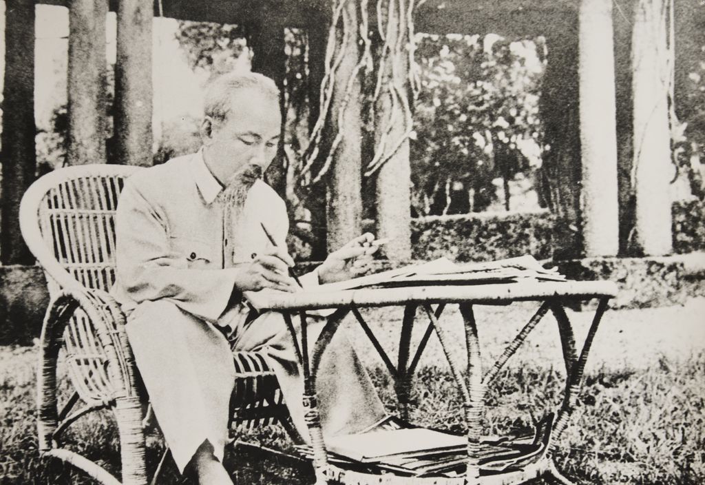 ເພີ່ນ​ນັ່ງ​ຢູ່ ດ້ວຍ​ປາກ​ກາ​ແດງ ເປີດ​ທາງ​ໄປ​ແຕ່​ລະ​ກ້າວ ແຕ່​ລະ​ໂມງ