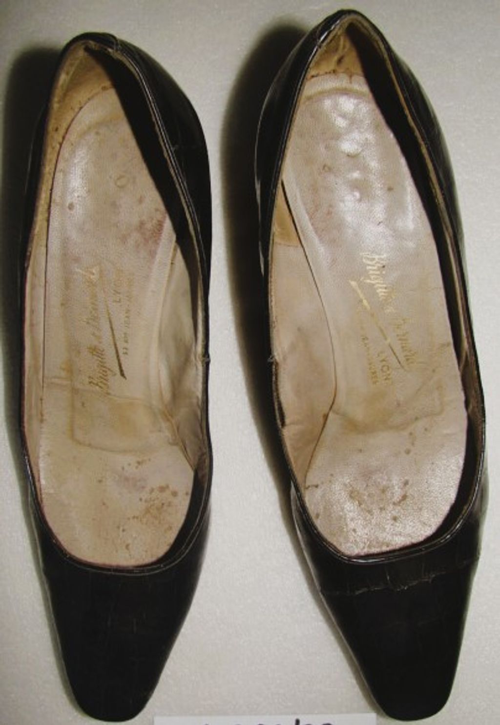 ເກີບຢ່ອງສົ້ນເຂັມ ຫນັງສີດໍາ