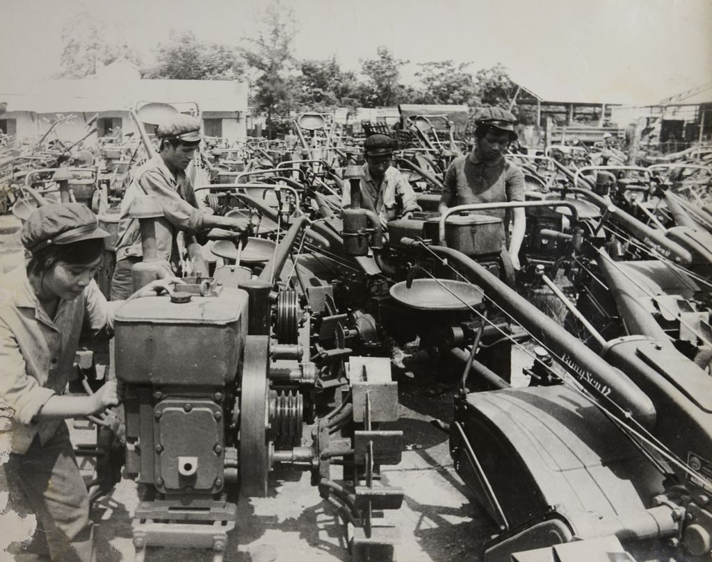 ໂຮງ​ງານ​ປະ​ກອບ​ເຄື່ອງ​ລົດ​ໄຖ​ນາ