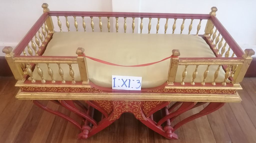 ແຢ່ງຊ້າງເຮັດດ້ວຍໄມ້ ທານໍ້າຫາງ, ພອກຄໍາປີວ+ຜ້າຍອງແຢ່ງເຮັດດ້ວຍແພໄໝສີເຫຼືອງ.