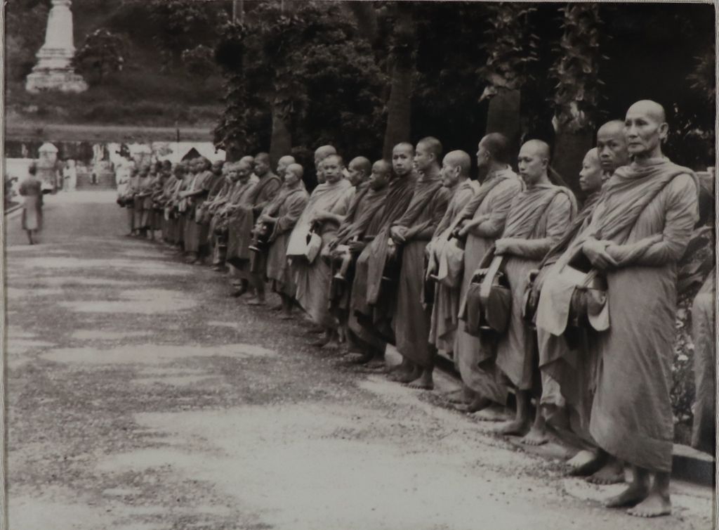 ຮູບ​ພ​າບຂາວດຳ  ພະສົງບິນທະບາດຢູໜເາພະລາຊວັງ