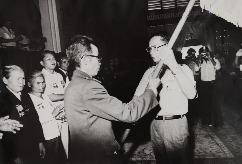 ຊາວ​ໜຸ່ມ​ອາ​ວຸ​ໂສມອບ​ພາ​ລະ​ກິດ​ໃຫ້​ຊາວ​ໜຸ່ມ​ປະ​ຊາ​ຊົນ​ປະ​ຕິ​ວັດ​ລາວ