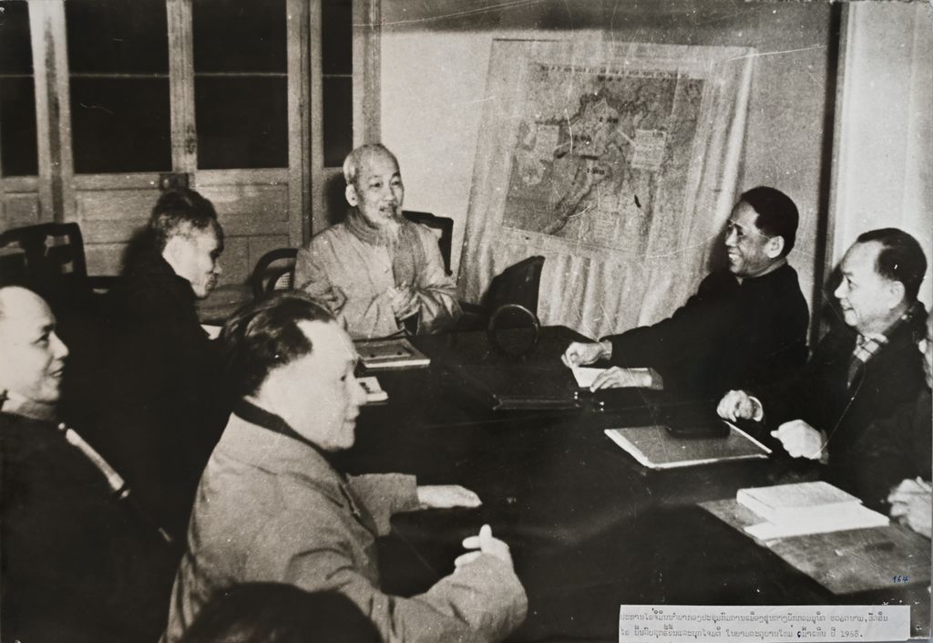 ປະທານ ໂຮຈິມິນ ນຳພາກອງປະຊຸມການເມືອງສູນກາງພັກຄອມມູນນິດ