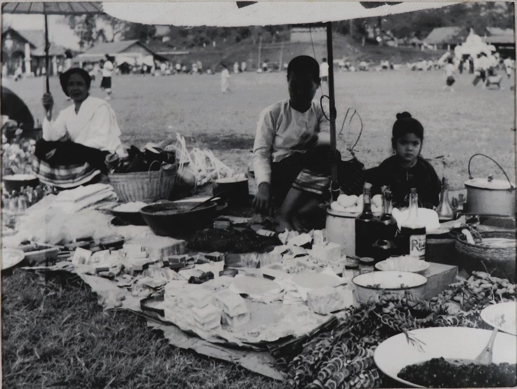 ຮູບ​ພ​າບຂາວດຳ ງານຕະຫຼາດນັດເດີ່ນທາດຫຼວງ ບຸນສົງການ ປີ 1953